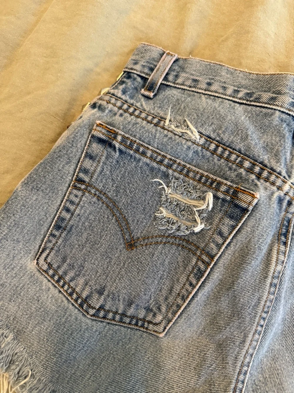 Levi’s 550 Custom Leopard Stud Shorts - Light Blue - Picture 7 of 7